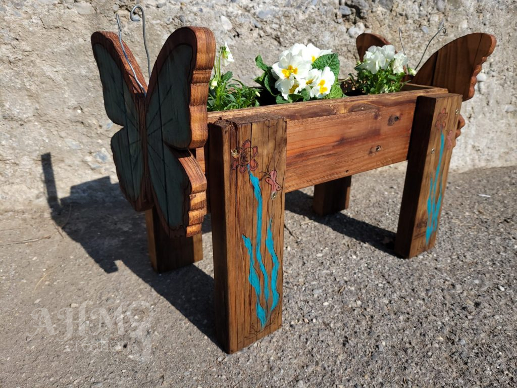 Jardiniere avec Peid, Papillon (bleu) et Fleur en Bois Upcycle • © AHM Créations
