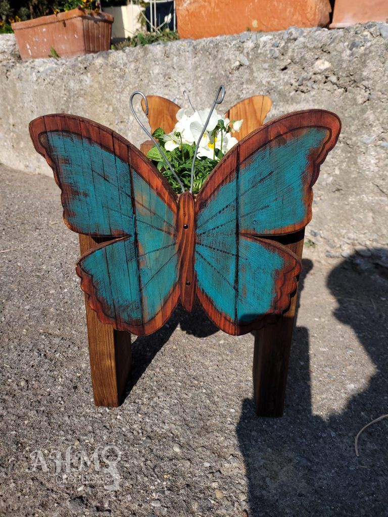 Jardiniere avec Peid, Papillon (bleu) et Fleur en Bois Upcycle • © AHM Créations