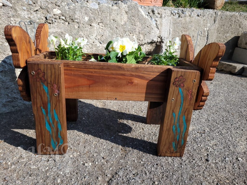 Jardiniere avec Peid, Papillon (bleu) et Fleur en Bois Upcycle • © AHM Créations